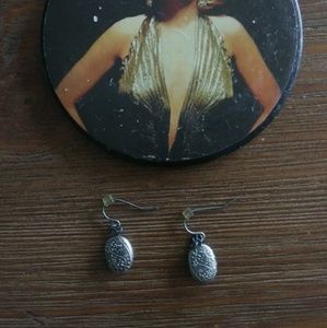 Locket earrings w/flower engravings